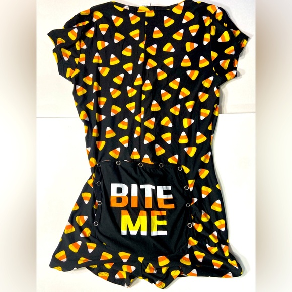 Grumpy & Gorgeous - BITE ME Candy Corn Short Bottom Onesie w/ Butt Flap 🍭🎃 - Picture 4 of 14